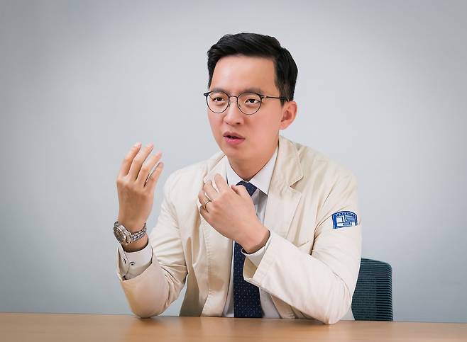 이준희 대한조현병학회 정보이사(서울성모병원 정신건강의학과 교수)는 4월 24일 조선비즈와 만나 "조현병은 약물 치료를 통해 증상을 크게 개선할 수 있는 질환"이라며 "국내 환자들이 꾸준히 치료받을 수 있도록 돕는 제도적 뒷받침이 필요하다"고 말했다. /조선비즈