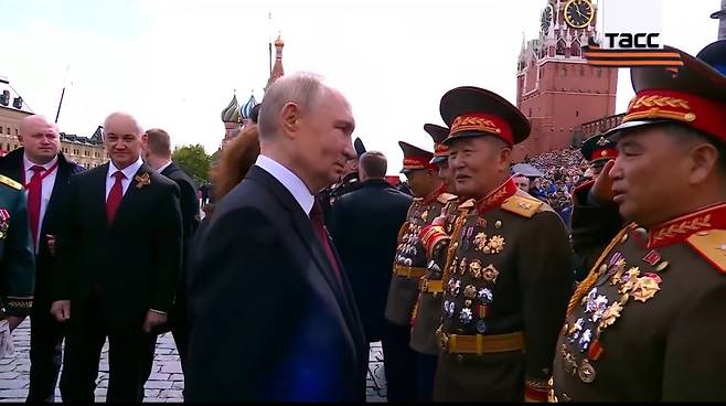 블라디미르 푸틴 러시아 대통령이 9일(현지시간) 모스크바에서 2차 세계대전 승리를 기념하는 전승절 열병식에 참석한 북한군 대표단과 만났다. /뉴스1