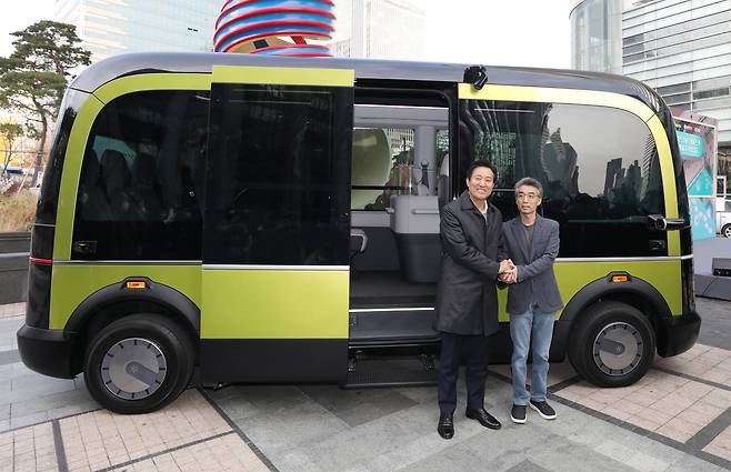 오세훈(왼쪽) 서울시장과 송창현 포티투닷(42dot) 대표가 2022년 11월 서울 중구 청계광장에서 열린 청계천 자율주행 전용버스 운행 선포식에서 기념 촬영을 하고 있다. / 포티투닷 제공