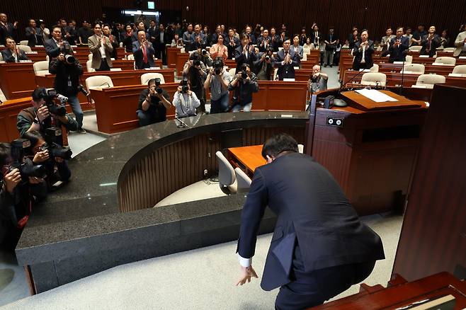 김문수 국민의힘 대통령 후보가 11일 오후 서울 여의도 국회에서 열린 의원총회에서 “국민의힘 대선 후보로서 나 역시 더 넓게 품지 못했던 점에 대해 이 자리에서 진심으로 사과드린다”며 의원들을 향해 큰절을 하고 있다. /뉴스1