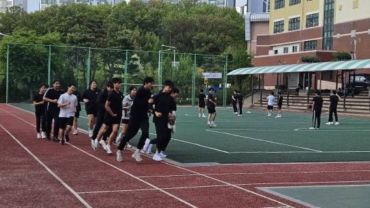 대전 송촌중학교 학생들이 제54회 전국소년체전을 앞두고 교내 운동장에서 훈련에 임하고 있다. 송촌중 제공