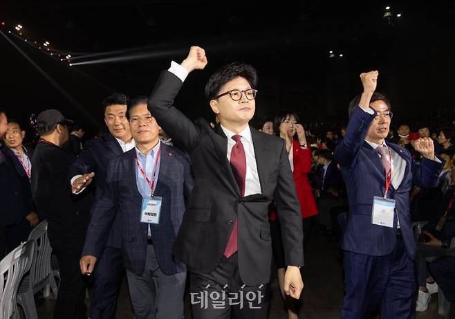 한동훈 국민의힘 전 대표가 지난 3일 경기 고양시 킨텍스에서 열린 21대 대선 후보 선출을 위한 전당대회에 조경태·송석준·배현진 의원 등과 함께 입장하고 있다. ⓒ데일리안 홍금표 기자