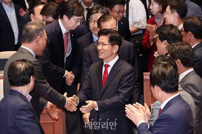 김문수 국민의힘 대선 후보가 9일 국회에서 열린 국민의힘 의원총회에 참석하고 있다. ⓒ데일리안 홍금표 기자