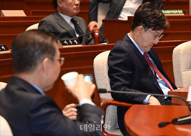 국민의힘 권영세 비상대책위원장과 권성동 원내대표가 9일 국회에서 열린 국민의힘 의원총회에서 김문수 대선 후보의 '단일화' 관련 발언을 들으며 굳은 표정을 짓고 있다. ⓒ데일리안 홍금표 기자