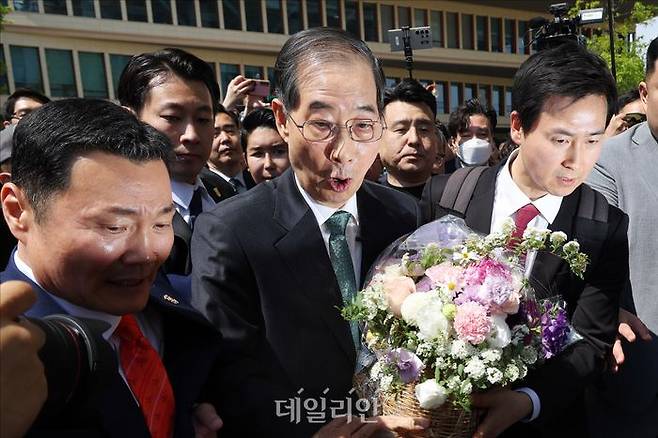 한덕수 대선 후보(사진)는 10일 새벽 국민의힘 책임당원으로 전격 입당하며 새벽 3~4시에 진행됐던 후보 등록 절차에 단독으로 신청 접수해 최대 수혜자가 됐다. 그럼에도 일련의 소동에 관한 입장 표명이 지나치게 늦었다는 지적을 받는다. ⓒ데일리안 홍금표 기자