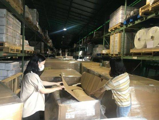 부산본부 세관 직원들이 수출입물품에 대한 원산지 표시 단속을 하고 있다. ⓒ 연합뉴스