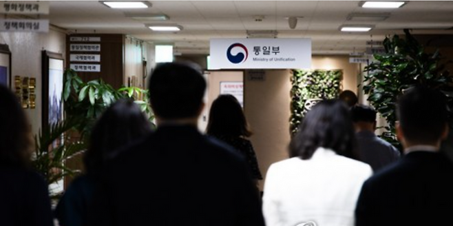 서울 종로구 정부서울청사 내 통일부 복도에서 신임 차관 취임식에 참석했던 직원들이 사무실로 돌아가고 있다. ⓒ연합뉴스