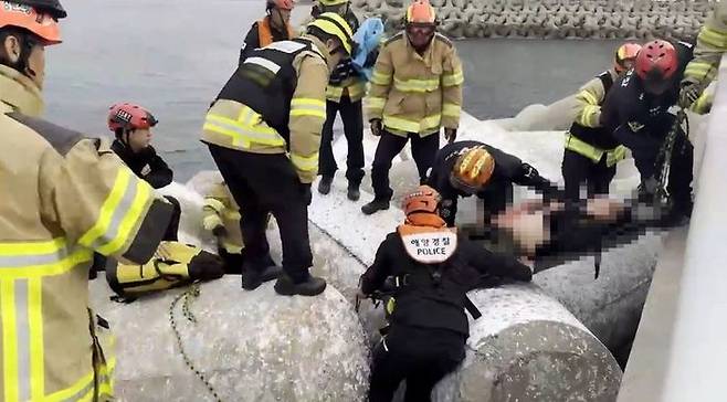 방파제 추락한 60대 부부 구조.ⓒ속초해경 제공