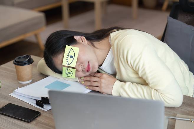 나른한 봄날, 해야 할 일은 많은데 졸리고 나른해 무기력할 때가 있다. 이럴 때 주변 환경을 조금 바꾸면 집중력을 발휘하기 한층 수월해질 수 있다. 게티이미지