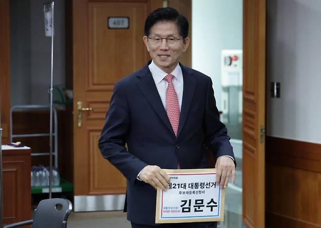 김문수 국민의힘 대선 후보가 11일 오전 경기 과천시 중앙선거관리위원회에서 제21대 대통령선거 후보 등록을 하기 위해 이동하고 있다. 2025.05.11. 박형기 기자 oneshot@donga.com