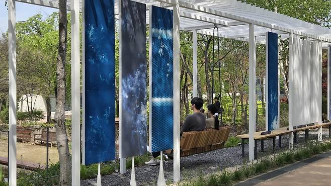 시민들이 앉아 선유도공원 수생식물원을 바라보는 모습. 김아연 교수 제공