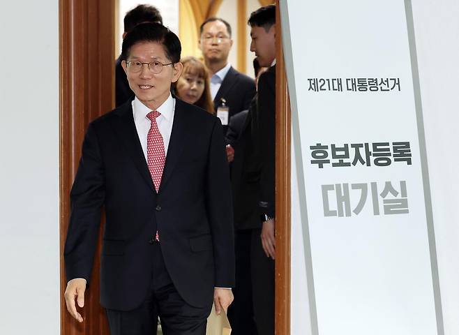 김문수 국민의힘 대통령 후보가 11일 오전 경기 과천 중앙선거관리위원회에서 제21대 대통령 선거 후보자 등록을 하고 있다. 2025.5.11/뉴스1 -