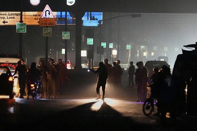 10일(현지 시간) 파키스탄 라왈핀디의 누르칸 공군기지가 인도의 미사일 공격을 받은 뒤, 현지 경찰이 기지 정문에서 차량과 시민들을 통제하고 있다. 2025.05.10 라왈핀디=AP&nbsp;뉴시스