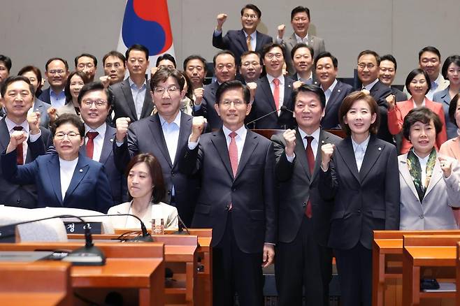 김문수 국민의힘 대통령 후보와 권성동 원내대표를 비롯한 의원들이 11일 오후 서울 여의도 국회에서 열린 의원총회에서 파이팅을 외치며 기념촬영을 하고 있다. 2025.5.11 뉴스1