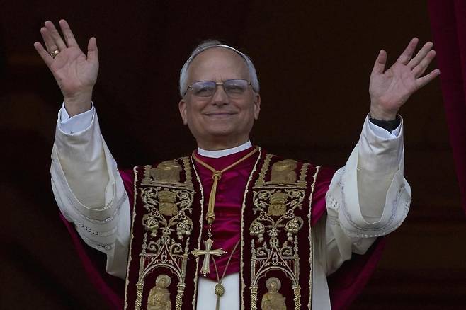 8일(현지 시간) 제267대 교황으로 선출된 미국의 로버트 프랜시스 프레보스트(69) 추기경이 선출 직후 바티칸 성베드로 대성당 중앙 ‘강복의 발코니’에서 인사하고 있다. 2025.05.09 바티칸=AP 뉴시스