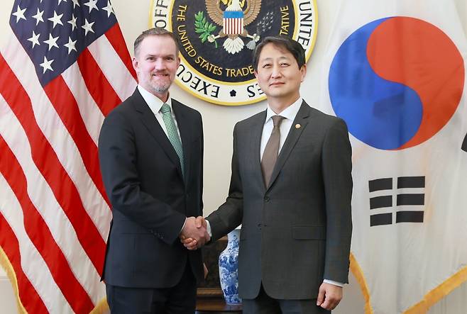안덕근 산업통상자원부 장관이 28(현지시간) 미국 워싱턴 D.C.무역대표부(USTR) 회의실에서 제이미슨 그리어(Jamieson Greer) 미국 무역대표부 대표와 면담을 하고 있다. 2025.3.1 산업부 제공