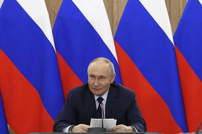 블라디미르 푸틴 러시아 대통령이 16일(현지 시간) 모스크바에 있는 바우만 모스크바 국립공대에서 열린 우주 비행 전략 개발 회의에 참석해 발언하고 있다. 푸틴 대통령은 러시아가 우주 산업을 주력 산업으로 키워야 한다고 강조했다. 2025.04.17 모스크바=AP 뉴시스