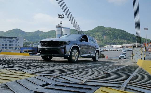 그랑 콜레오스가 중남미 수출을 위해 선적되는 모습. 르노코리아 제공