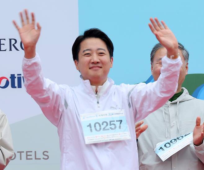 개혁신당 이준석 대선 후보가 11일 오전 부산 해운대구 벡스코 일대에서 열린 다이아몬드브릿지 걷기축제에 참가해 시민들에게 인사하고 있다.[연합뉴스]