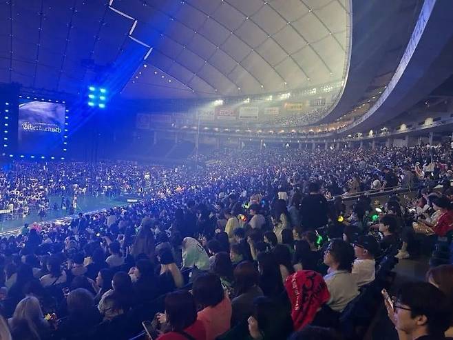 17469212625051.webp.ren.jpg 어제자 지드래곤 도쿄돔 콘서트 관객석