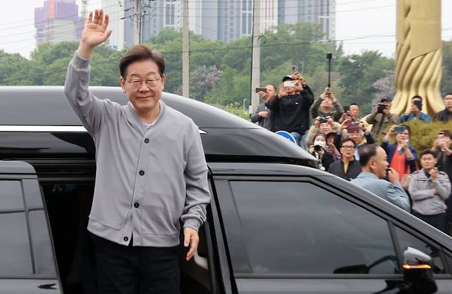 민심을 청취하는 '경청 투어'에 나선 이재명 더불어민주당 대선후보가 11일 전남 화순군 화순읍 인근에 도착해 손을 들어 군민들에게 인사하고 있다. 사진=뉴시스