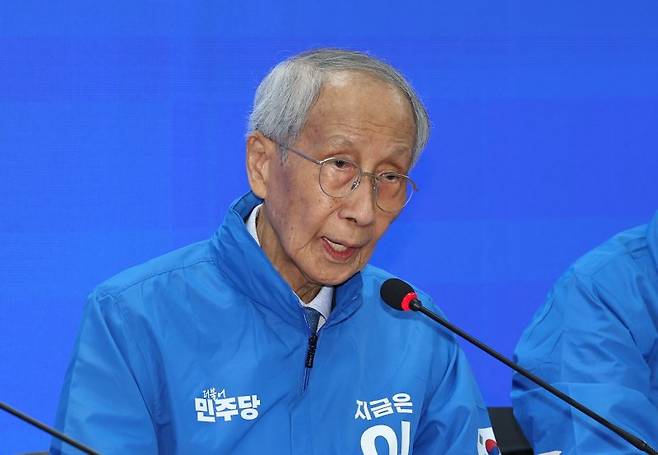 윤여준 더불어민주당 총괄선거대책위원장이 9일 오전 서울 여의도 더불어민주당 중앙당사에서 열린 중앙선거대책위원회의에서 발언하고 있다. 사진=뉴시스