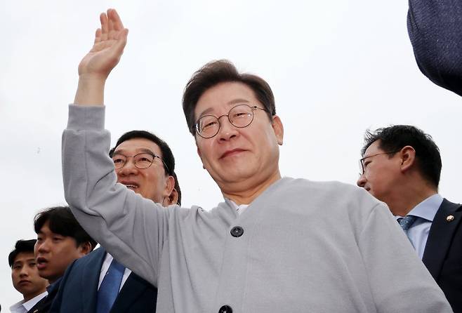 민심을 청취하는 '경청 투어'에 나선 이재명 더불어민주당 대선후보가 11일 전남 화순군 화순읍 인근 거리에서 손을 들어 군민들에게 인사하고 있다. 사진=뉴시스