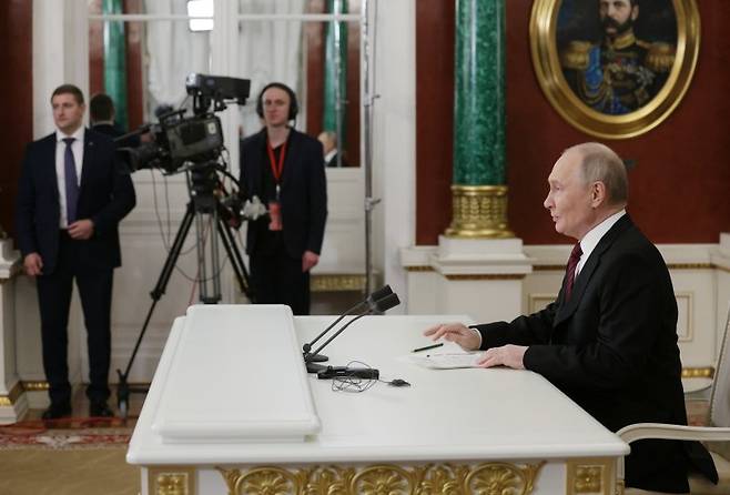 블라디미르 푸틴 러시아 대통령이 11일(현지시간) 러시아 모스크바 크렘린궁에서 오는 15일 튀르키예 이스탄불에서 우크라이나와 조건없는 직접 협상하는 것을 제안하는 내용을 포함한 담화를 발표하고 있다.EPA연합뉴스