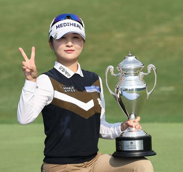 2025년 한국여자프로골프(KLPGA) 투어 NH투자증권 레이디스 챔피언십 우승을 차지한 디펜딩 챔피언 이예원 프로가 우승 트로피를 들고 기념 촬영하는 모습이다. 사진제공=KLPGA