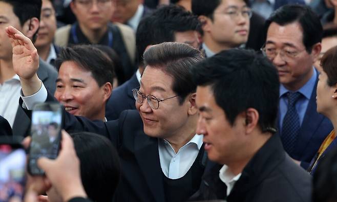 영남 신라벨트 골목골목 경청투어에 나선 더불어민주당 이재명 대선 후보가 10일 경남 의령군 의령전통시장에서 지지자들에게 인사하고 있다. 연합뉴스