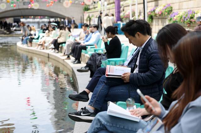 서울 종로구 청계천에 마련된 야외도서관 ‘책읽는 맑은 냇가’에서 책을 읽는 시민들. 김영원 기자 forever@hani.co.kr