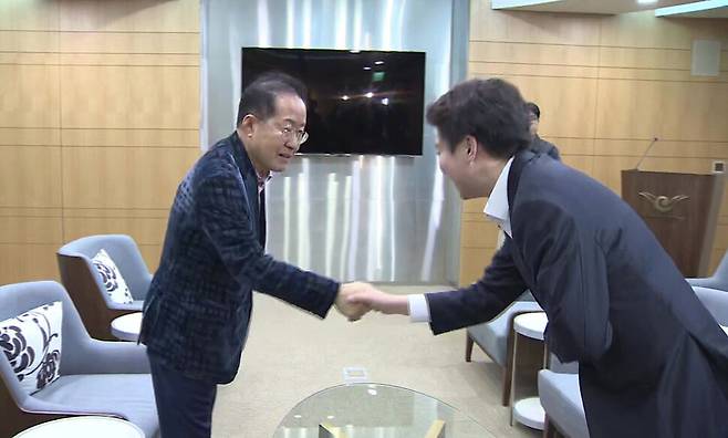 미국으로 출국하는 홍준표 전 대구시장이 10일 인천국제공항 귀빈실에 배웅 나온 개혁신당 이준석 대선 후보를 만나고 있다. 연합뉴스 TV 갈무리