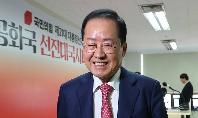 홍준표 국민의힘 대선 경선 후보가 4월24일 오전 서울 여의도 대하빌딩 캠프 사무실에서 대선 관련 긴급 기자회견을 마친 뒤 사무실을 나서고 있다. 신소영 기자 viator@hani.co.kr