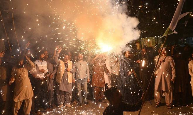 파키스탄 신드주 하이데라바드에서 사람들이 파키스탄과 인도 사이 휴전을 축하하고 있다. EPA 연합뉴스