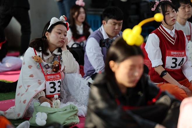 2025 한강 멍때리기 대회 참가자들이 11일 서울 서초구 반포한강공원 잠수교에서 멍하게 앉아있다. 김영원 기자 forever@hani.co.kr