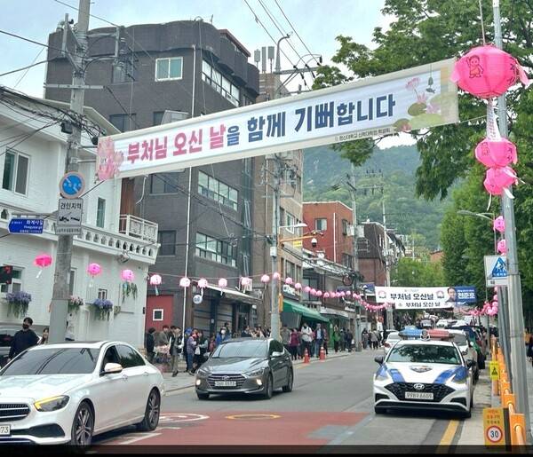 한신대 신학대학원 학생회에서 내건 “부처님 오신 날을 함께 기뻐합니다” 현수막. 이상철 원장 제공.