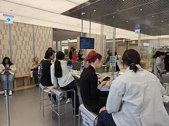 지난달 28일 오전 서울 성동구 올리브영엔(N) 성수 매장에서 외국인 고객들이 ‘뷰티 홈케어 서비스’를 받고 있다. 박지영 기자