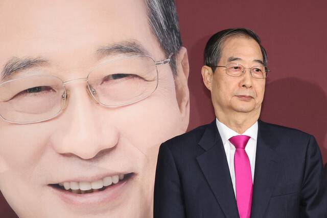 한덕수 전 국무총리가 11일 서울 여의도 캠프 사무실에서 기자회견을 마친 뒤 이동하고 있다. 연합뉴스