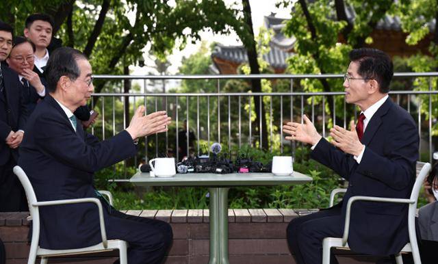 김문수 국민의힘 대선 후보(오른쪽)와 한덕수 전 국무총리가 8일 서울 국회 사랑재에 위치한 커피숍에서 만나 회동하고 있다. 연합뉴스