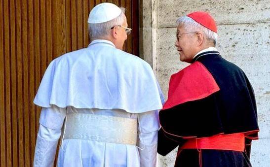 레오 14세 교황(왼쪽)이 10일 바티칸에서 유흥식 추기경과 대화하고 있다. 교황청 관계자 제공