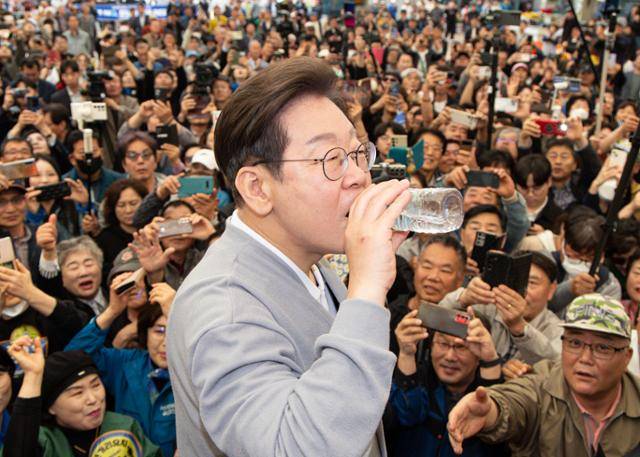 경청투어에 나선 이재명 더불어민주당 대선 후보가 11일 전남 강진군 강진시장에서 연설에 앞서 물을 마시고 있다. 뉴스1