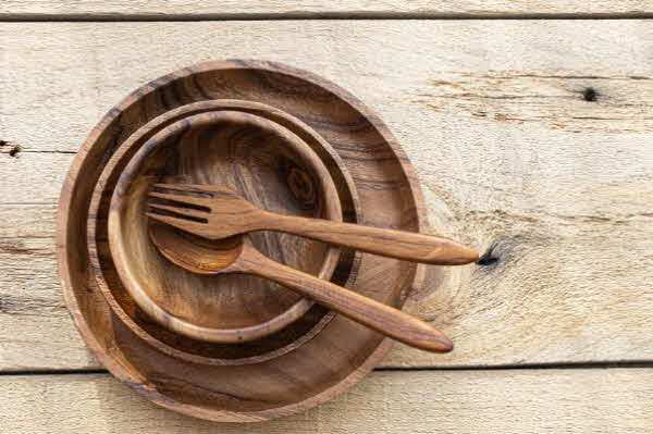 나무 식기는 주방 세제 말고 베이킹소다를 푼 미지근한 물로 씻어야 한다./사진=게티이미지뱅크