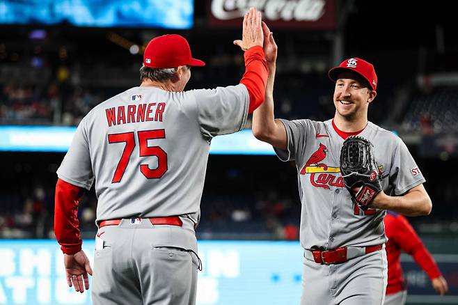 <yonhap photo-2666=""> WASHINGTON, DC - MAY 09: Erick Fedde #12 of the St. Louis Cardinals celebrates with Ron 'Pop' Warner #75 after pitching a complete game shutout against the Washington Nationals at Nationals Park on May 9, 2025 in Washington, DC. Scott Taetsch/Getty Images/AFP (Photo by Scott Taetsch / GETTY IMAGES NORTH AMERICA / Getty Images via AFP)/2025-05-10 11:13:14/ <저작권자 ⓒ 1980-2025 ㈜연합뉴스. 무단 전재 재배포 금지, AI 학습 및 활용 금지></yonhap>
