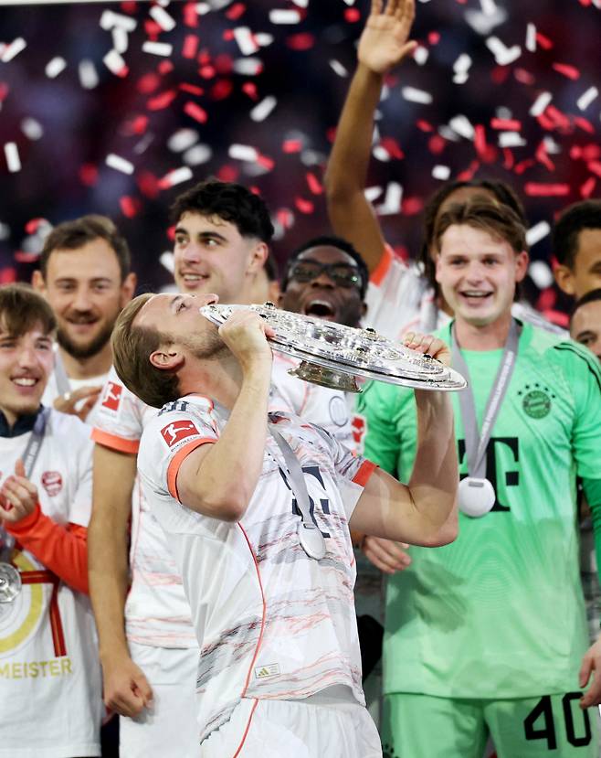 <yonhap photo-1079=""> Soccer Football - Bundesliga - Bayern Munich v Borussia Moenchengladbach - Allianz Arena, Munich, Germany - May 10, 2025 Bayern Munich's Harry Kane celebrates with the Meisterschale trophy after winning the Bundesliga REUTERS/Kai Pfaffenbach DFL REGULATIONS PROHIBIT ANY USE OF PHOTOGRAPHS AS IMAGE SEQUENCES AND/OR QUASI-VIDEO. TPX IMAGES OF THE DAY/2025-05-11 04:18:41/ <저작권자 ⓒ 1980-2025 ㈜연합뉴스. 무단 전재 재배포 금지, AI 학습 및 활용 금지></yonhap>