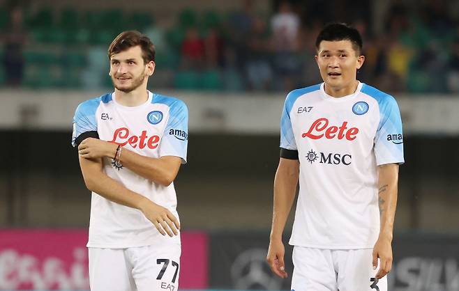 나폴리의 돌풍을 이끄는 흐비차 크바라츠헬리아(왼쪽)와 김민재. 나폴리는 이들의 활약 덕에 이탈리아 세리에 A에서 압도적인 선두를 질주 중이다.(사진=연합뉴스 EPA)