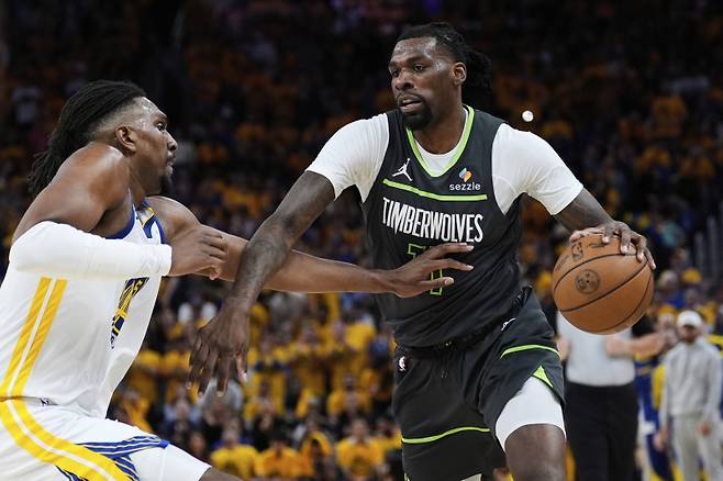 미네소타 나즈 리드(오른쪽)가 드리블하고 있다. 사진=AP 연합뉴스