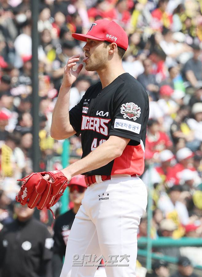 2025 KB0리그 프로야구 SSG 랜더스와 KIA 타이거즈의 더블헤더 1차전 경기가 11일 오후 인천SSG랜더스필드에서 열렸다. 2회말 2사 2,3루 조형우에게 2타점 적시타를 허용한 네일이 아쉬워하고 있다. 인천=김민규 기자 /2025.05.11/