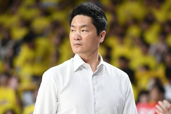 11일 창원체육관에서 열린 LG와 SK의 2024~25 프로농구 챔프전 4차전. 전희철 SK 감독이 코트를 지켜보고 있다. 사진=KBL