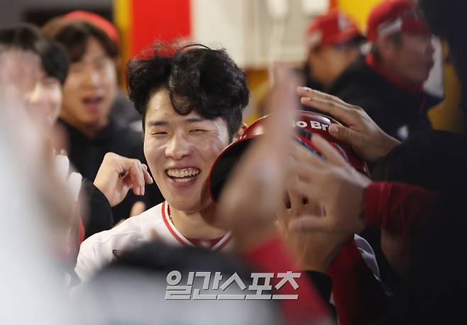 2025 KBO리그 프로야구 SSG 랜더스와 KIA 타이거즈의 더블헤더 2차전 경기가 11일 오후 인천SSG랜더스필드에서 열렸다. 6회말 무사 3루 최지훈의 희생플라이 때 3루주자 채현우가 홈으로 뛰어 득점한 후 동려들의 축하를 받고 있다. 인천=김민규 기자 /2025.05.11/