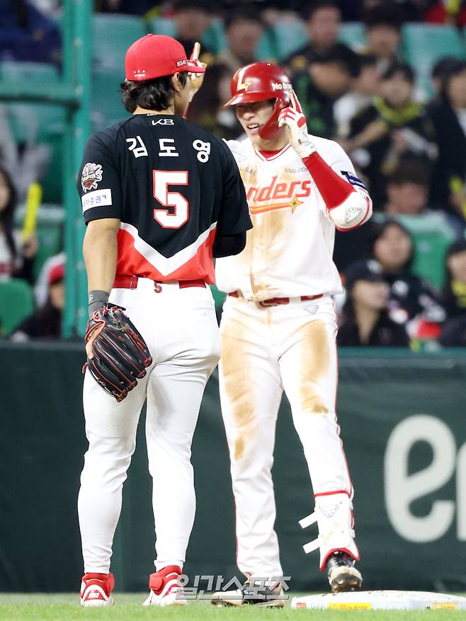 2025 KBO리그 프로야구 SSG 랜더스와 KIA 타이거즈의 더블헤더 2차전 경기가 11일 오후 인천SSG랜더스필드에서 열렸다. 6회말 무사 채현우가 3루타를 치고 출루해 기뻐하고 있다. 인천=김민규 기자 /2025.05.11/